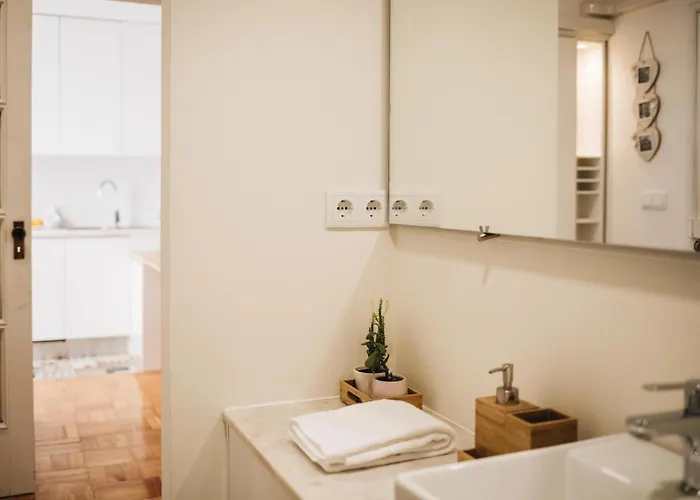 Апартаменты Cozy 1-bedroom With Private Terrace In Palmela *